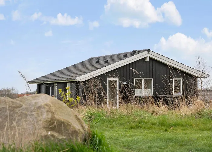 3 Bedroom Awesome In Stubbekøbing